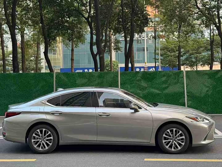 Фото 4 - Lexus ES