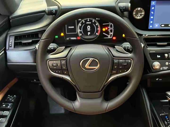 Фото 6 - Lexus ES