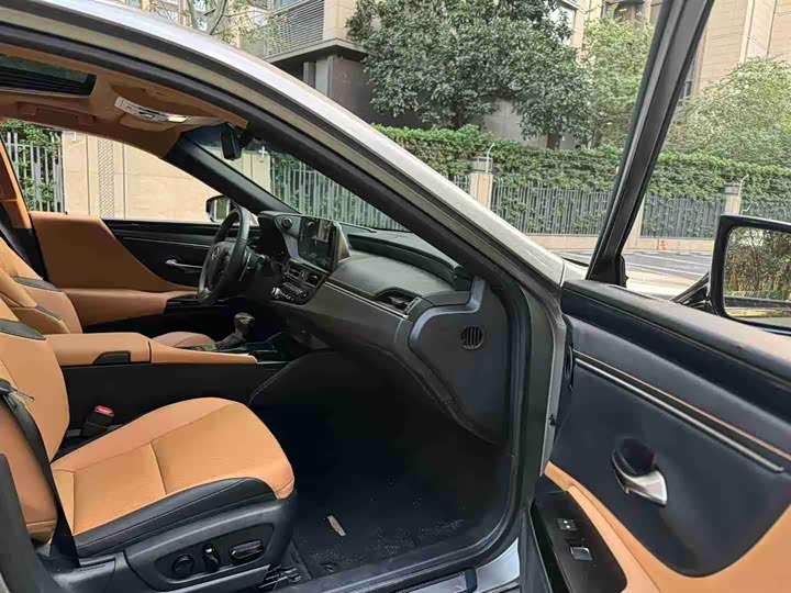 Фото 8 - Lexus ES