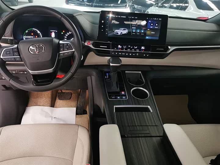 Фото 10 - Toyota Sienna