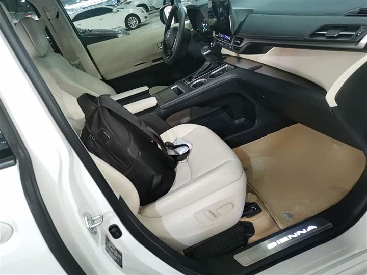 Фото 25 - Toyota Sienna