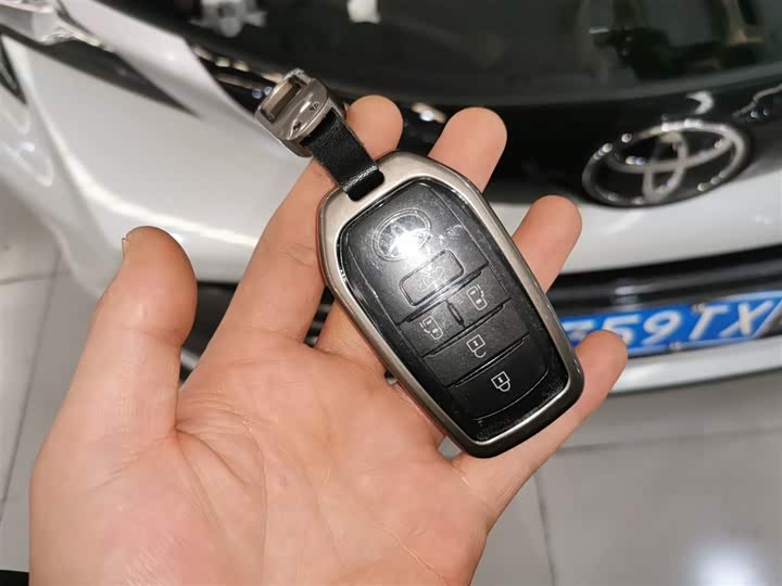 Фото 9 - Toyota Sienna