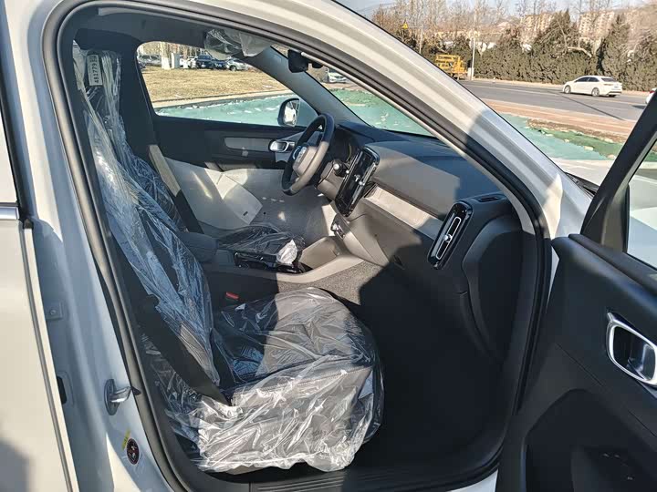 Фото 9 - Volvo XC40