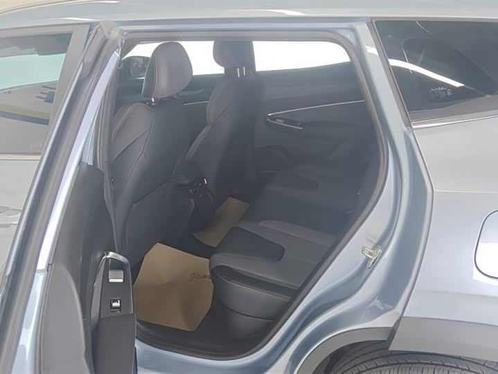 Фото 11 - Geely Atlas