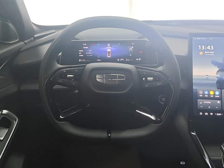 Фото 15 - Geely Atlas