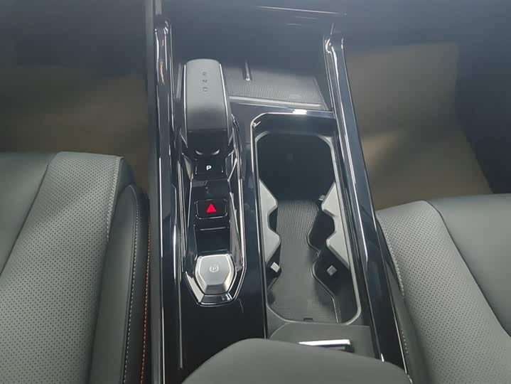 Фото 16 - Geely Atlas