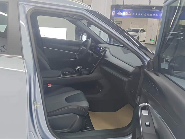 Фото 8 - Geely Atlas