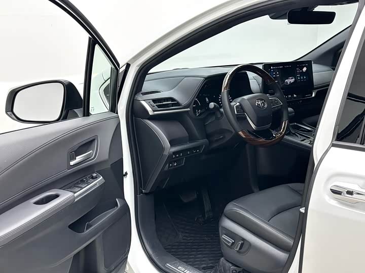 Фото 3 - Toyota Sienna