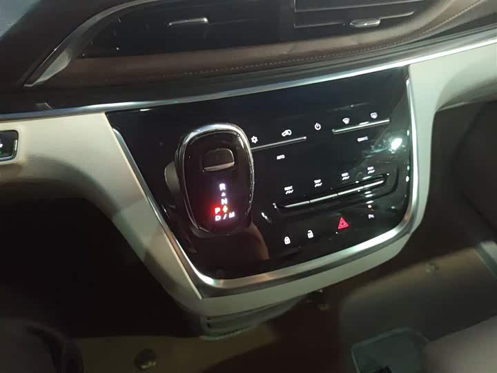 Фото 21 - Buick GL8 ES