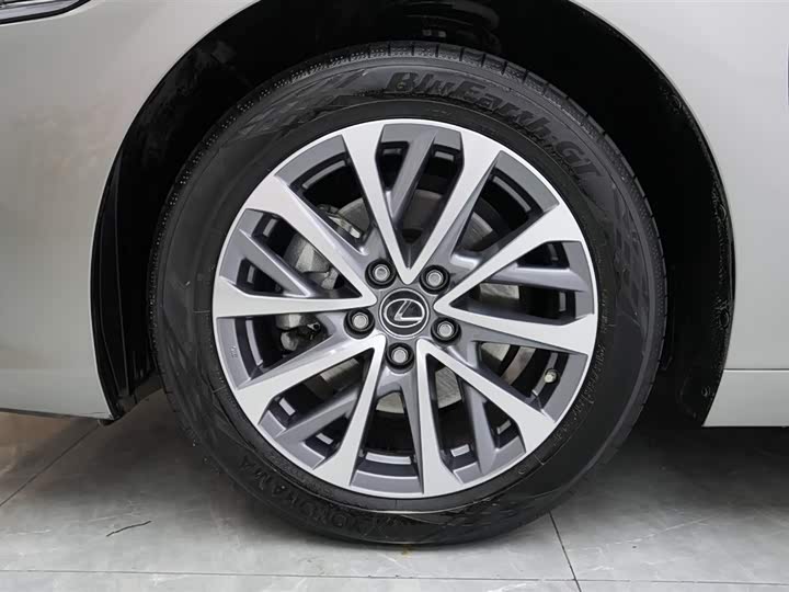 Фото 5 - Lexus ES