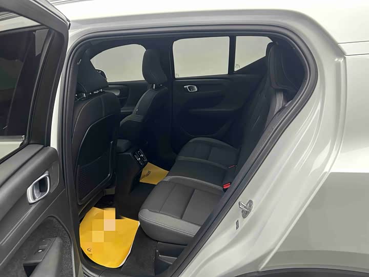 Фото 12 - Volvo XC40