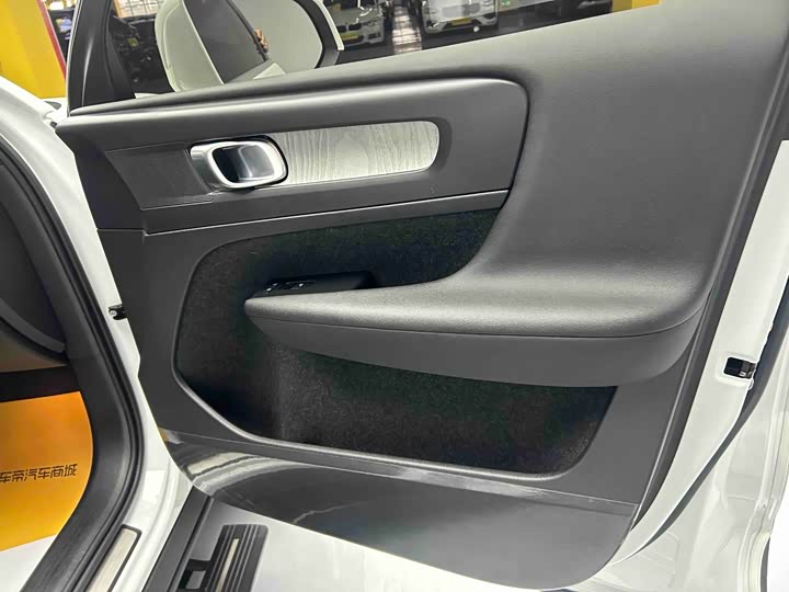 Фото 20 - Volvo XC40