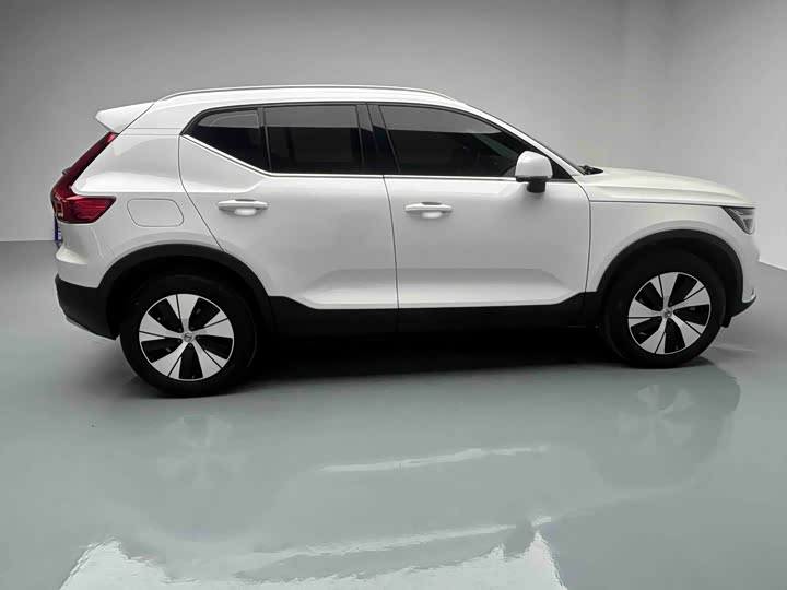Фото 21 - Volvo XC40