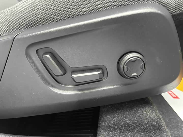 Фото 6 - Volvo XC40