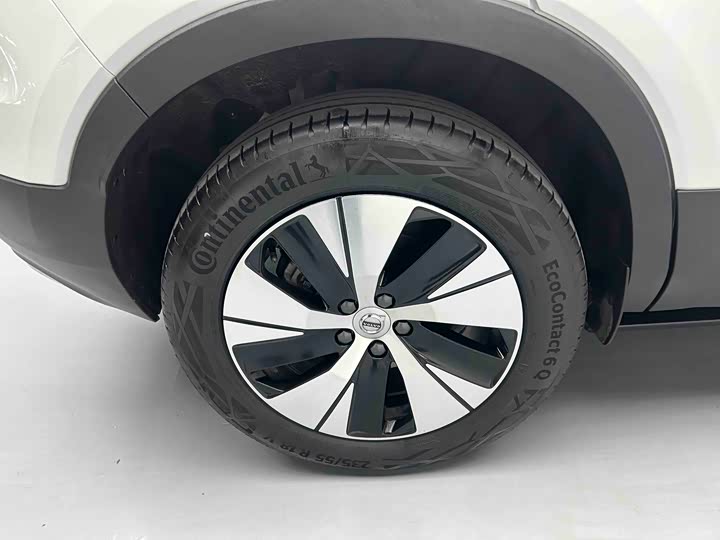 Фото 8 - Volvo XC40