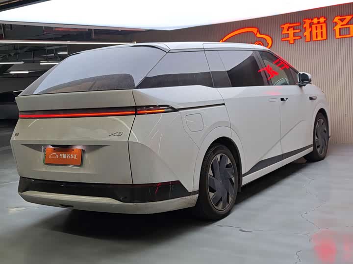 Фото 21 - XPeng X9