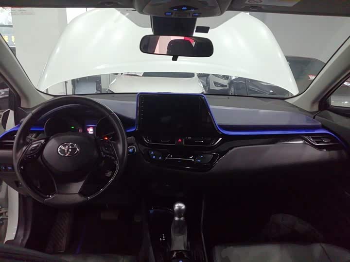 Фото 10 - Toyota C-HR