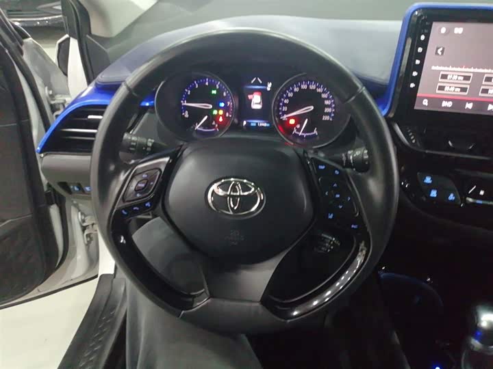 Фото 11 - Toyota C-HR