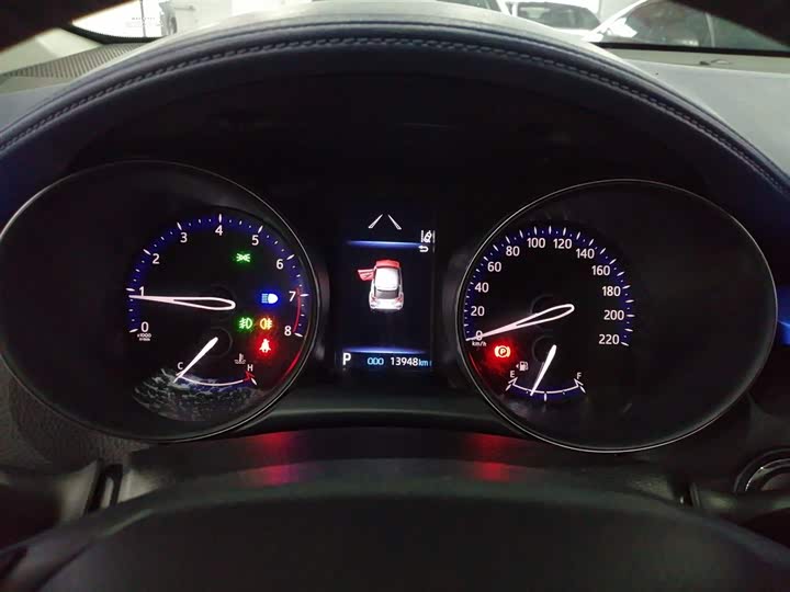 Фото 12 - Toyota C-HR