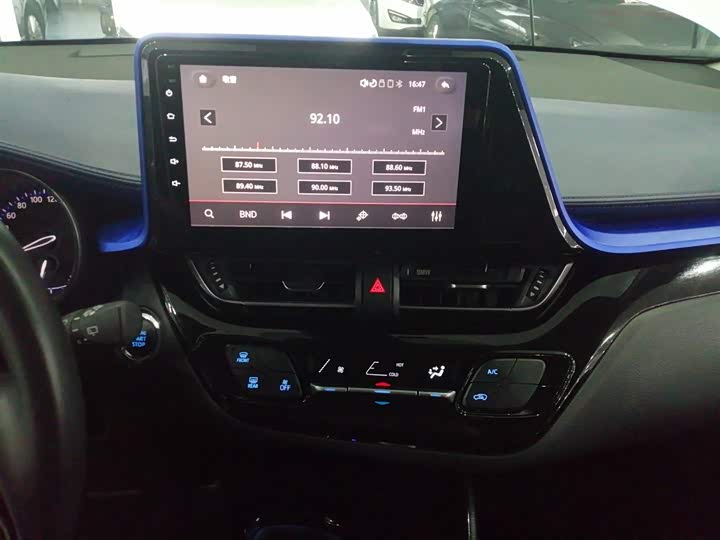 Фото 13 - Toyota C-HR