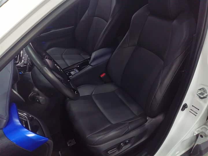 Фото 15 - Toyota C-HR