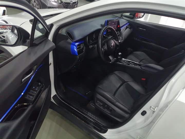 Фото 16 - Toyota C-HR