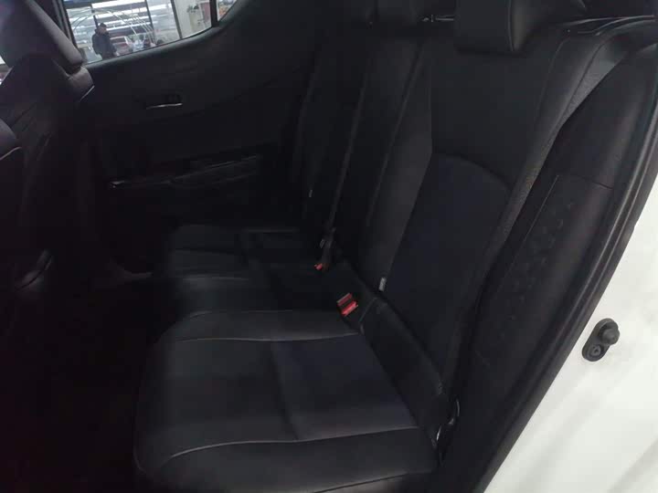 Фото 17 - Toyota C-HR