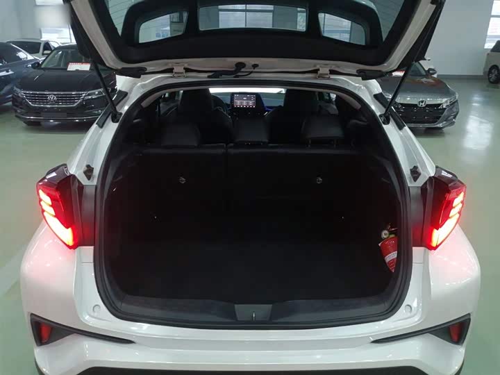 Фото 19 - Toyota C-HR