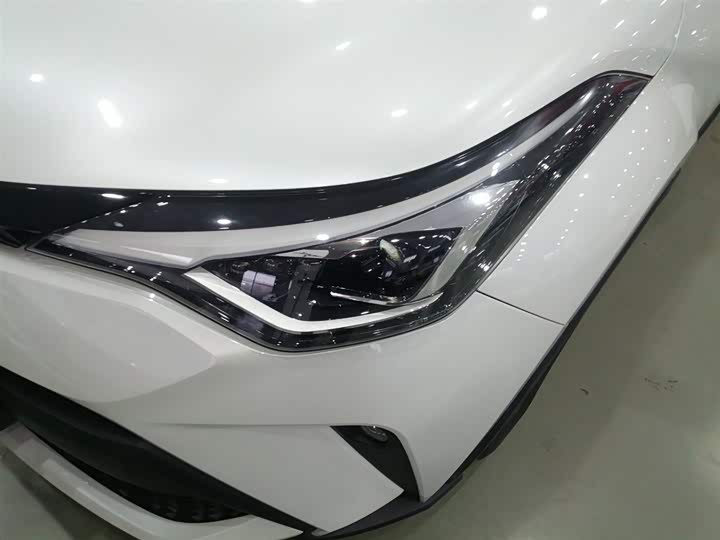 Фото 24 - Toyota C-HR