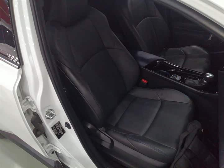 Фото 25 - Toyota C-HR