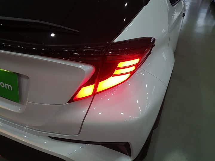 Фото 8 - Toyota C-HR