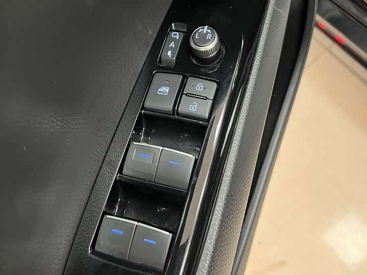 Фото 10 - Toyota Camry