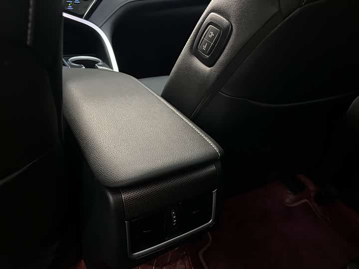 Фото 12 - Toyota Camry