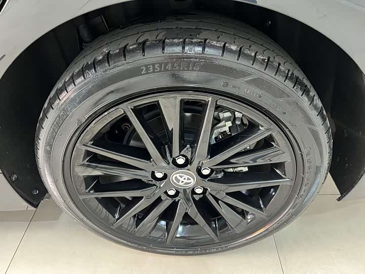 Фото 13 - Toyota Camry