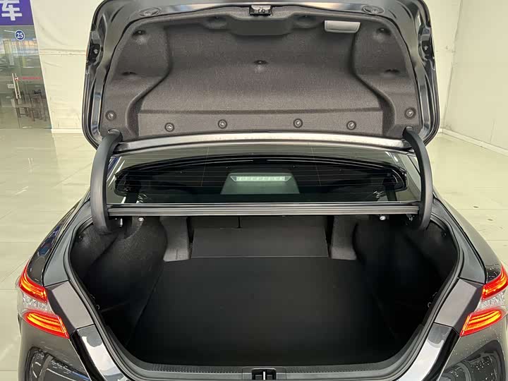 Фото 16 - Toyota Camry