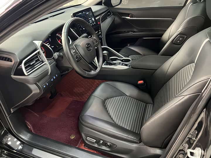 Фото 2 - Toyota Camry