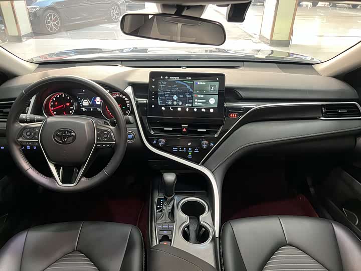 Фото 4 - Toyota Camry