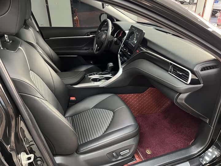 Фото 7 - Toyota Camry