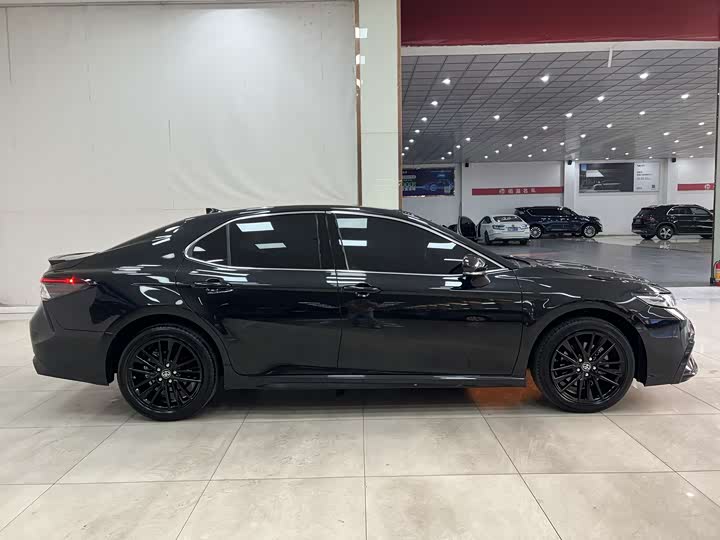 Фото 8 - Toyota Camry