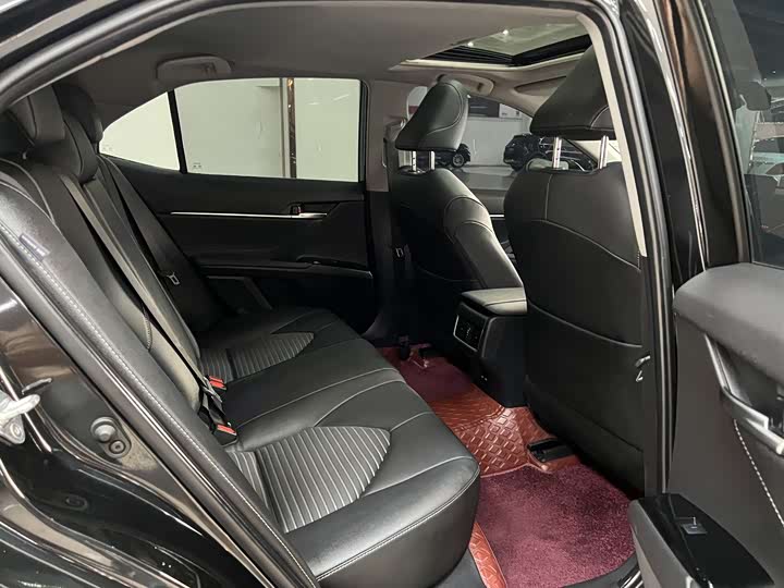 Фото 9 - Toyota Camry