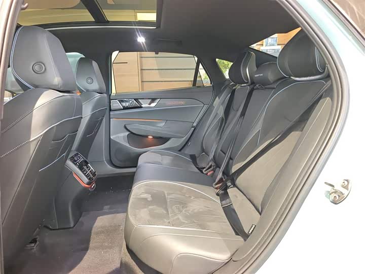 Фото 17 - Volkswagen Passat