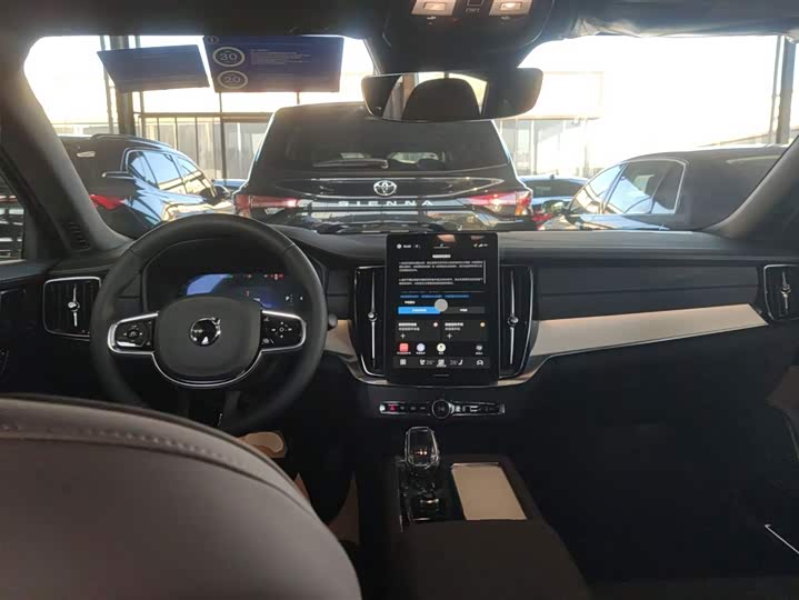 Фото 10 - Volvo S90