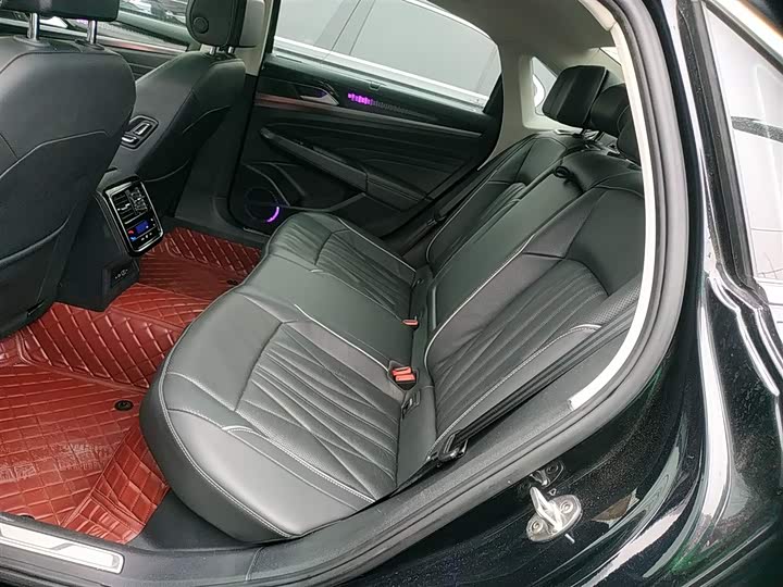 Фото 17 - Volkswagen Passat