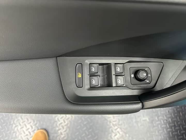 Фото 10 - Volkswagen Tharu