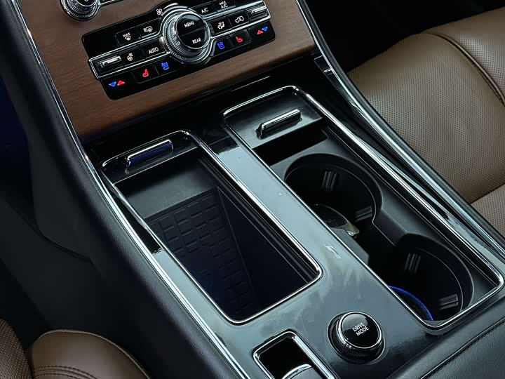 Фото 7 - Lincoln Aviator