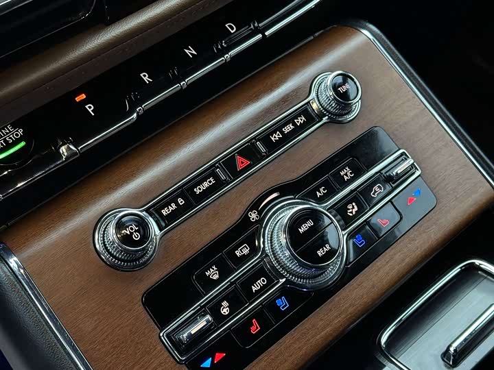 Фото 8 - Lincoln Aviator