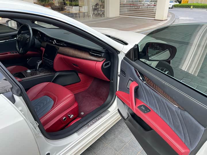 Фото 11 - Maserati Quattroporte