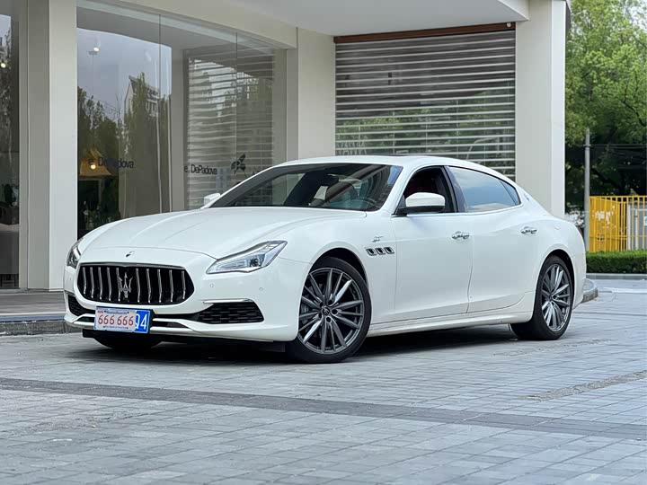 Фото 2 - Maserati Quattroporte