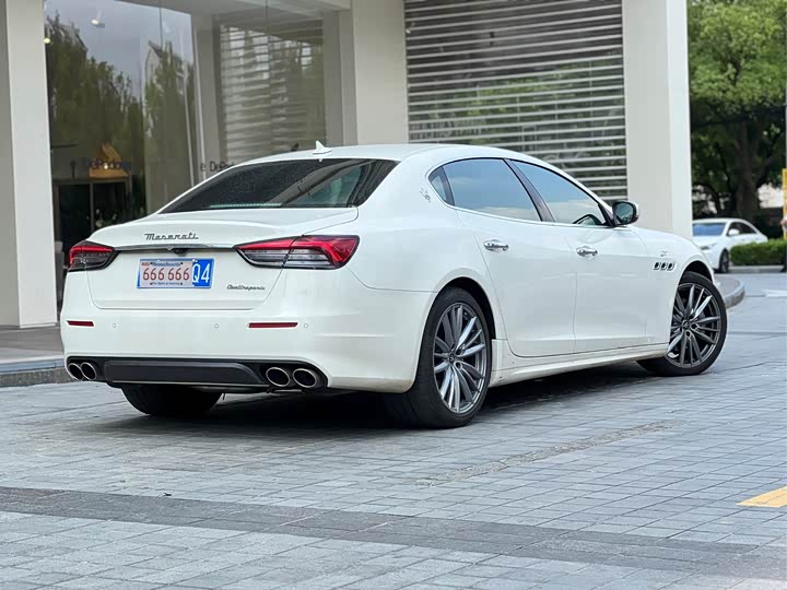 Фото 3 - Maserati Quattroporte