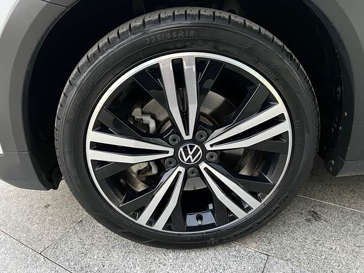 Фото 10 - Volkswagen Touran L